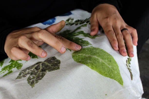 make ecoprint material from leaves